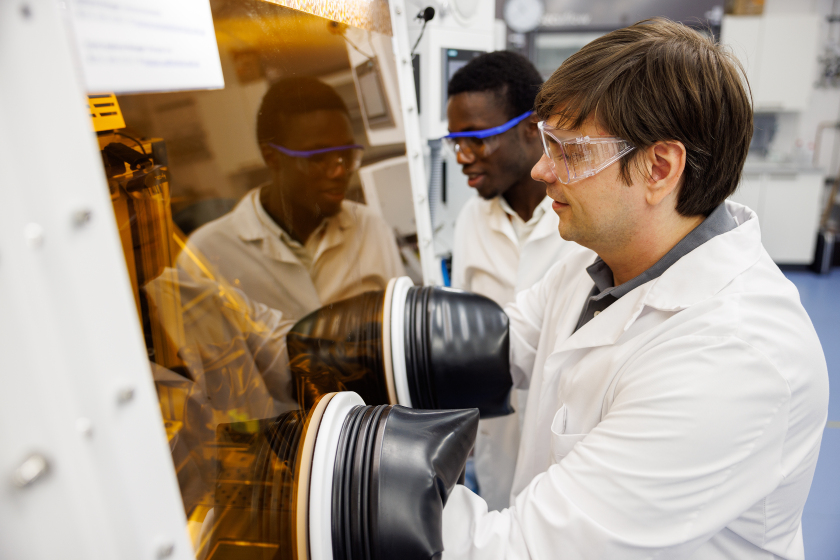 In den Handschuhboxen im HZB-Labor lassen sich unterschiedliche Perowskit-Halbleiter f&uuml;r Solarzellen herstellen. Dr. Artem Musiienko (rechts) leitet die Forschungsgruppe "Optoelektronische Material- und Photovoltaik-Entwicklung" am HZB.&nbsp;&nbsp;