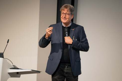 The laudatory speech for the Innovation Award on Synchrotron Radiation 2025 was given by Christian Schroer, Scientific Director of PETRA III (DESY).&nbsp;