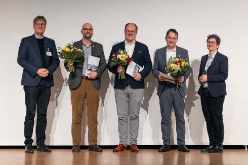 The Innovation Award on Synchrotron Radiation 2025 went to Tim Salditt as well as Danny D. Jonigk and Maximilian Ackermann (from left to right). Christian Schroer and Franziska Emmerling stood around the prizewinners.