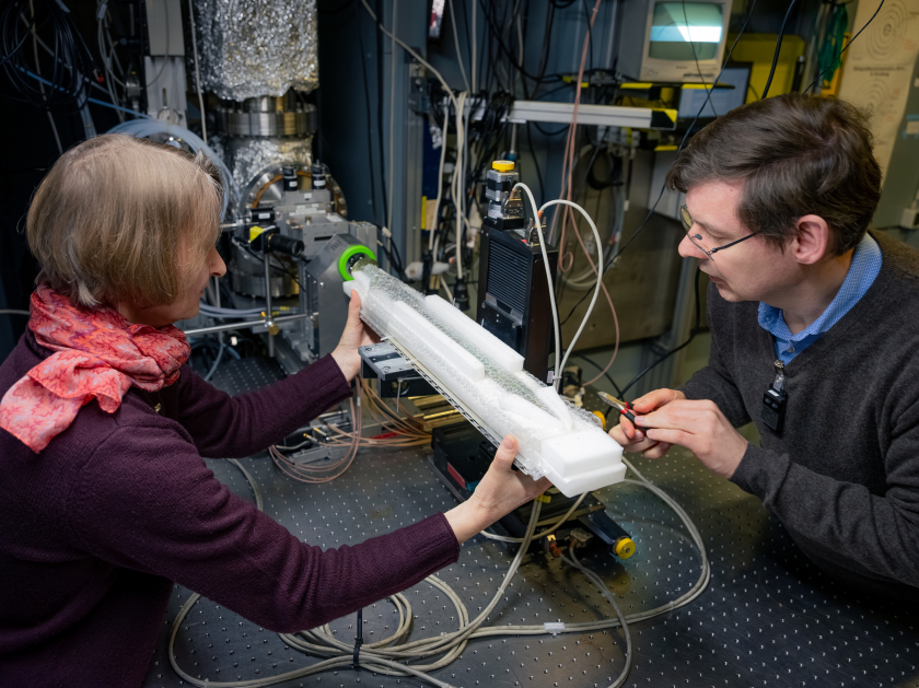 Beate Herbold und Johann Friedrich Tolksdorf, beide BLfD, beim Positionieren des Schwertes f&uuml;r die Messung an der BAMline an BESSY II.