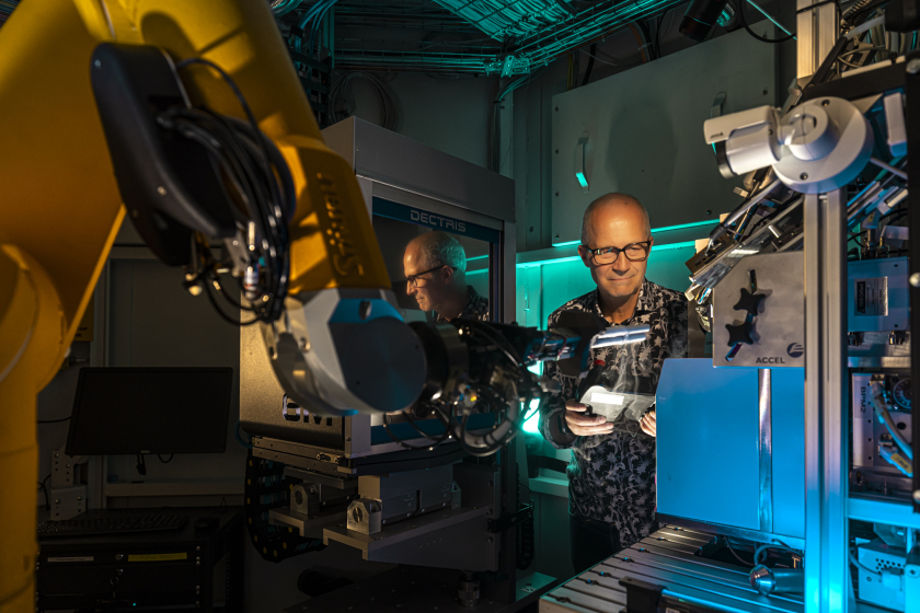 Here, scientist Uwe M&uuml;ller checks the settings once more before taking the measurement; everything else can then be controlled remotely from the computer.
