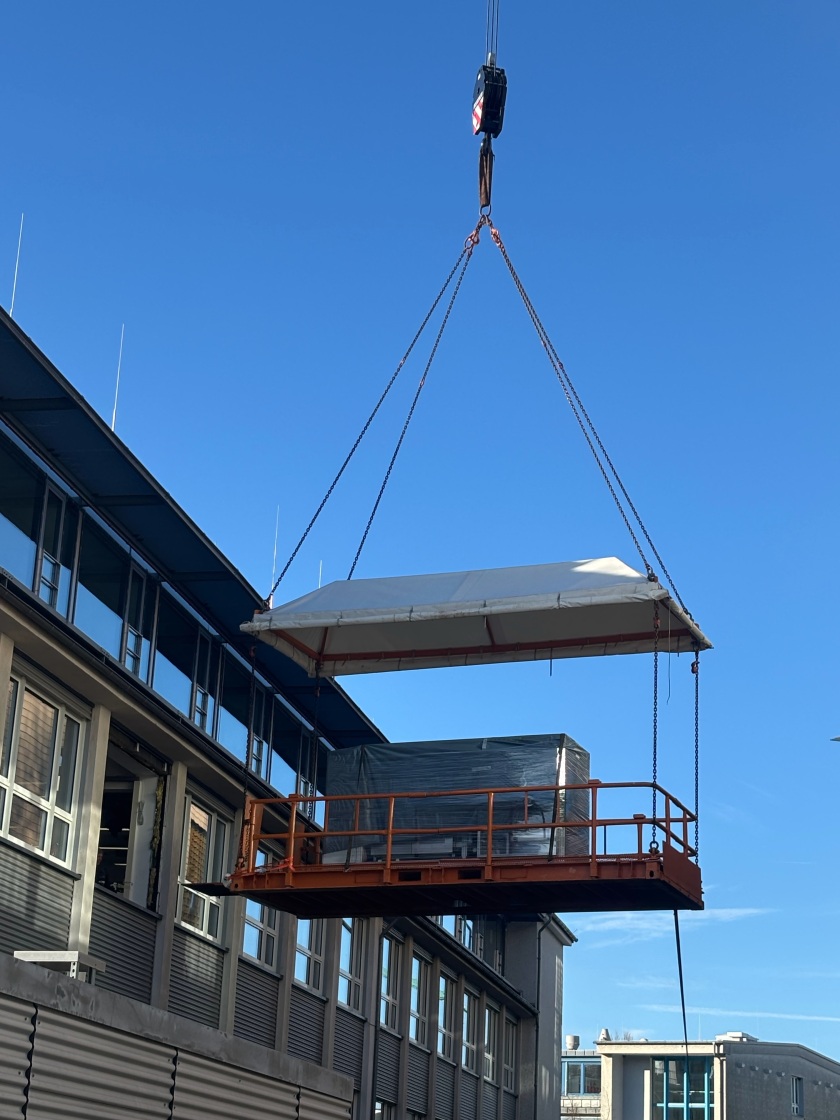 Jeder der beiden Bl&ouml;cke der Anlage misst etwa 3 auf 4 Meter, mit einer H&ouml;he von knapp 2 Metern. Insgesamt wiegt die Anlage 3 Tonnen.&nbsp;&nbsp;