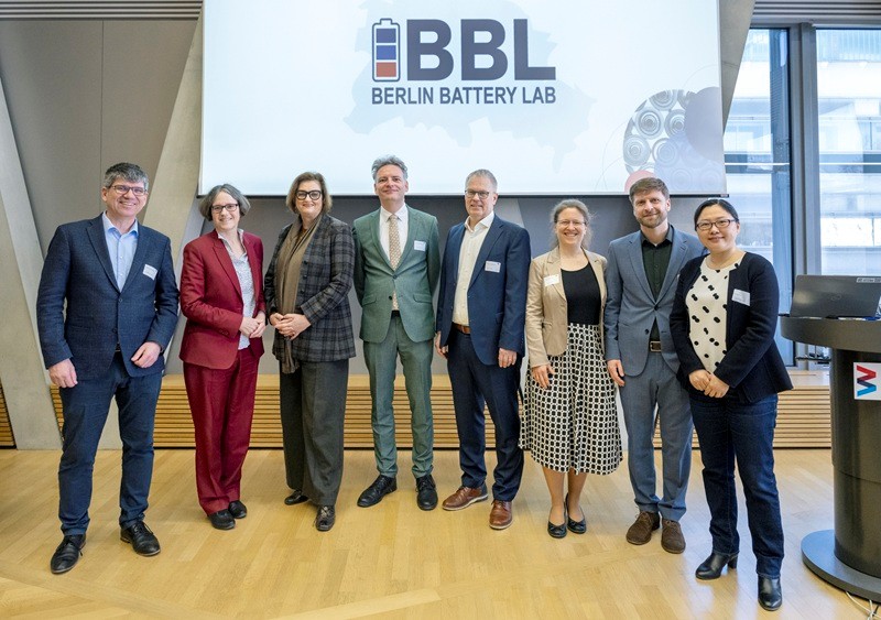 V.l.n.r.: Prof. Bernd Rech, Prof. Julia von Blumenthal, Dr. Ina Czyborra, Prof. Philipp Adelhelm, Prof. Ulrich Panne, Saskia Vormfelde, Dr. Tim Fellinger, Prof. Yan Lu.&nbsp;