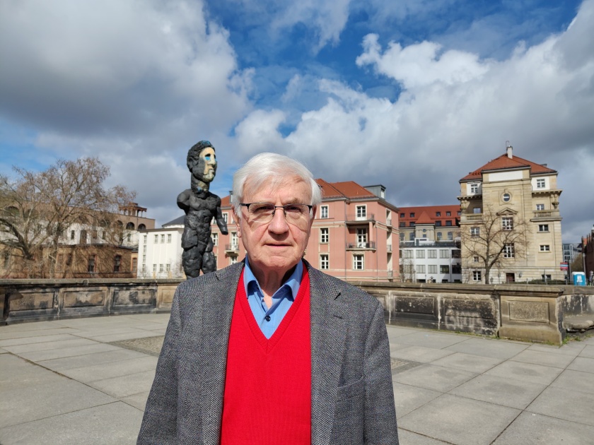 Heinz-Eberhard Mahnke ist Gastwissenschaftler am &Auml;gyptischen Museum in Berlin und hat sich auf die Untersuchung von Papyri mit Hilfe von zerst&ouml;rungsfreien Messverfahren spezialisiert. Das Foto entstand vor dem Bode-Museum in Berlin.&nbsp;