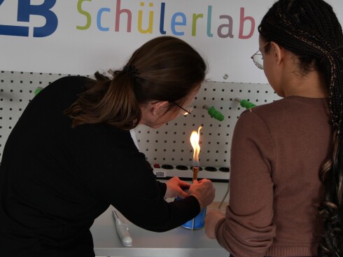 Auch im Sch&uuml;lerlabor entdeckten die M&auml;dchen spannende Experimente.