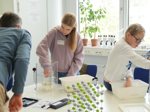Wie lassen sich Tischtennisb&auml;lle m&ouml;glichst dicht zusammenpacken - und was sagt das &uuml;ber die Kristallstrukturen von Materialien aus?