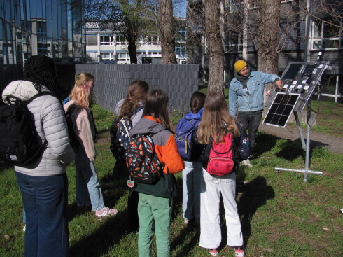 Wie sich mit der Sonne Strom erzeugen l&auml;sst? Die Sch&uuml;lerinnen erfuhren unter anderem, wie sich preiswerte Perowskitsolarzellen herstellen lassen.