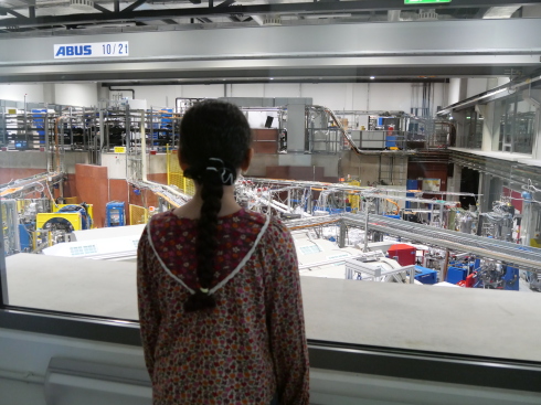 Staunen beim Anblick des Beschleunigers: Die Metrology Light Source wurde extra abgeschaltet, um den Sch&uuml;lerinnen einen Einblick ins Innenleben des Beschleunigers zu erm&ouml;glichen.