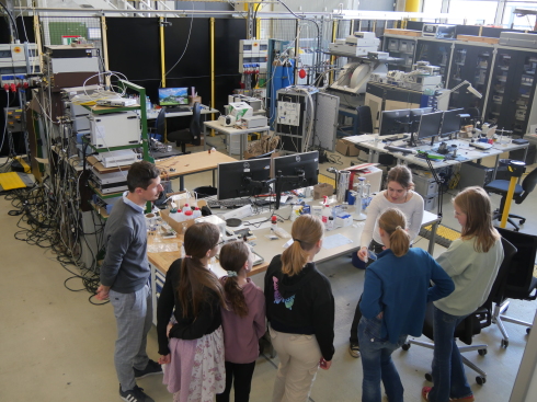 Den Molek&uuml;len auf der Spur: Im Labor nutzen die M&auml;dchen ein "Mikroskop" f&uuml;r chemische Verbindungen (NMR-Spektroskopie), um herauszufinden, welche Molek&uuml;le in ihren L&ouml;sungen steckten.