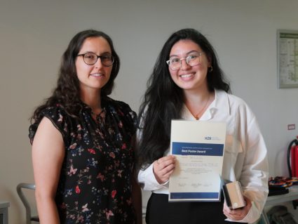 Heloise da Silva (left) received the Best Poster Award by postdoctoral scientist Feray &Uuml;nl&uuml; (right), selected according to design, science communication and content.