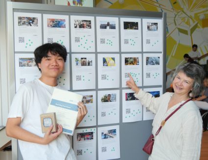The post of Gia Van Tran (left) got most &ldquo;green dots&rdquo;. He received a &ldquo;little diamond&rdquo; solar lamp as award by Antonia R&ouml;tger (right), who supervised the blog project.