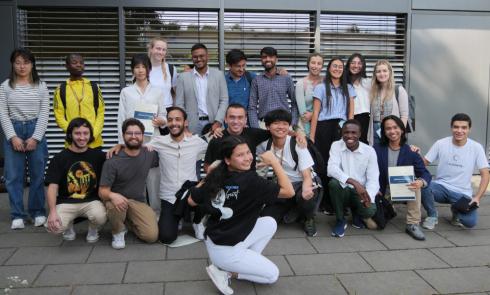 They came from all over the world to work 8 weeks in the labs of HZB: From China, Philippines, India, Pakistan, Vietnam, Usbekistan, Argentina, Brazil, Colombia, Costa Rica, USA, Greece, Spain, England, Algeria, Egypt, Kenya and South Africa.&nbsp;