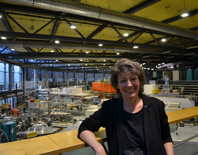 Antje Vollmer on the bridge in the experimental hall, her favourite place at BESSY II light source.&nbsp;