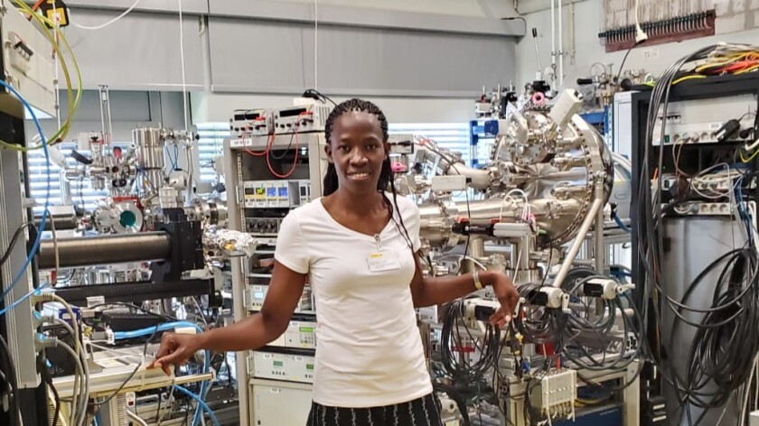 Im Mai 2026 ist Tabitha Awuor Amollo einige Wochen zu Gast am HZB. Sie arbeitet im Team von Eva Unger und stellt Perowskit-Schichten her, um sie an BESSY II zu analysieren.