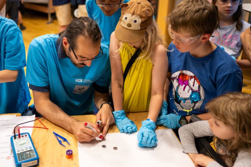 Make your own batteries: Exciting experiments await our guests of all ages.