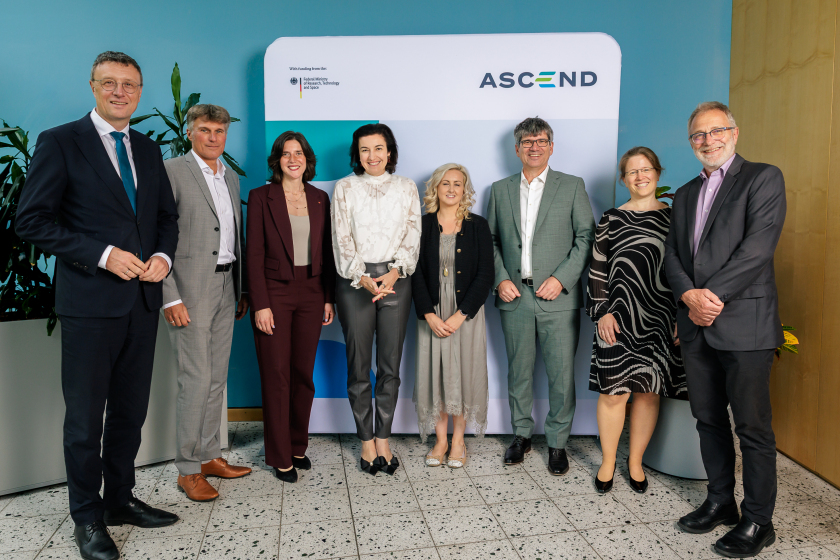 V.l.n.r.: Patrick Cramer (MPG), Karsten Reuter (FHI), Fatma Deniz (TU-Berlin), Forschungsministerin Dorothee B&auml;r, Michelle Browne (HZB), Bernd Rech (HZB), Saskia Vormfelde (HZB), Martin Keller (Helmholtz-Gemeinschaft)
