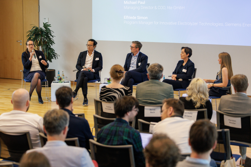 V.l.n.r.: Alice Gl&auml;ttli (BASF), Marcus Tze-Kiat Ng (Dunia Innovations), Michael Paul (hte GmbH), Elfriede Simon (Siemens Energy), Lisa Suntrup (HZB)