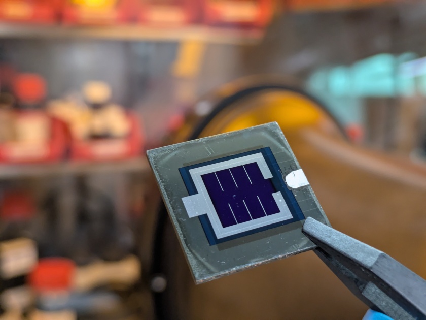 Die abgebildete Tandemsolarzelle kombiniert Halbleiter aus CIGSe und Perowskit. Sie ist etwas gr&ouml;&szlig;er als 1 Quadratzentimeter und erreicht f&uuml;r diese Materialkombination einen Rekordwirkungsgrad von 25,5%.