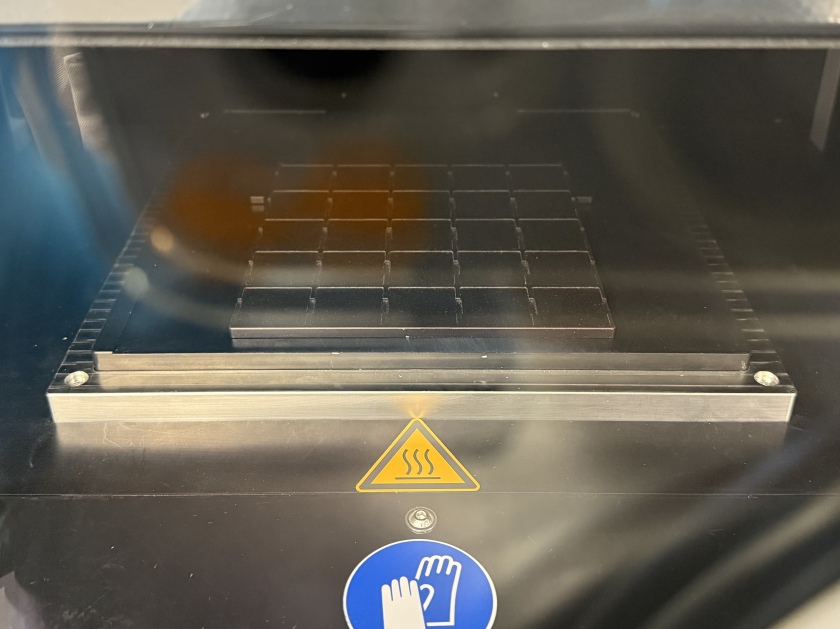 Einblick in das Innere des Setups: Auf der Probenplatte k&ouml;nnen bis zu 5 &times; 5 Proben automatisiert vermessen werden.