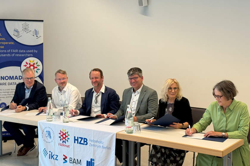Beim Unterschreiben des Memorandum of Understanding.