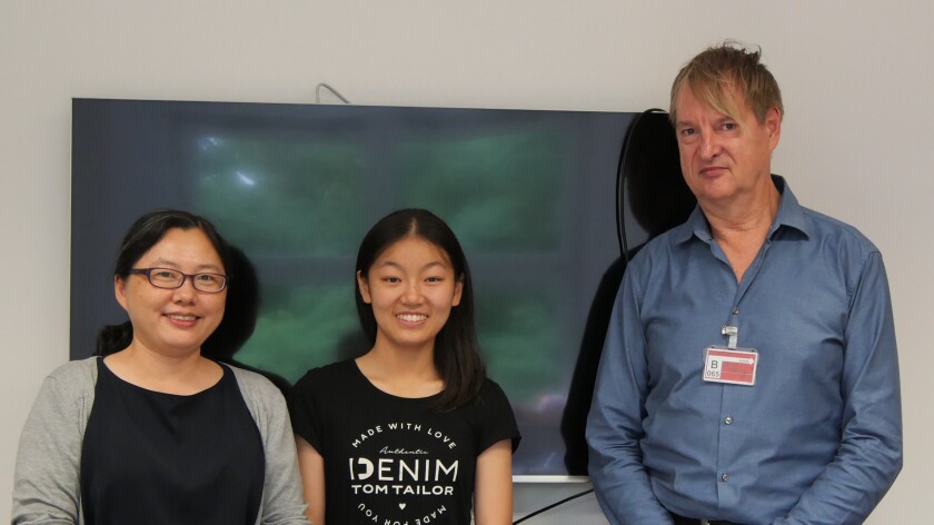 Yan Lu (left) and biology teacher Mr Bl&auml;&szlig; (right) have encouraged Shaoxuan (middle) to realise her project.