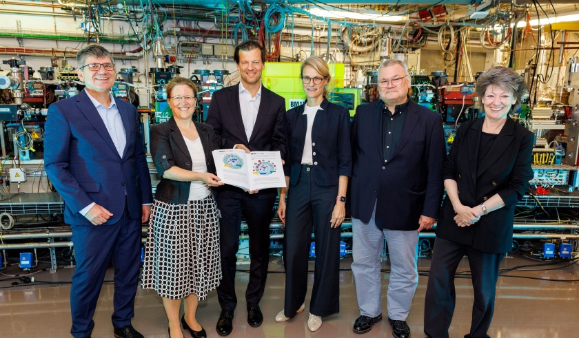 Die &Uuml;bergabe der Wirkungsanalyse fand im Elektronenspeicherring von BESSY II statt. V.l.n.r. Bernd Rech (wissenschaftlicher Gesch&auml;ftsf&uuml;hrer, HZB), Saksia Vormfelde (kaufm&auml;nnische Gesch&auml;ftsf&uuml;hrerin, HZB), Heny Marx (Staatssekret&auml;r f&uuml;r Wissenschaft und Forschung), Renske M. van der Veen (wissenschaftliche Projektleiterin von BESSY III), Lars Handrich (Gesch&auml;ftsf&uuml;hrer, DIW Econ) und Antje Vollmer (BESSY II Sprecherin).