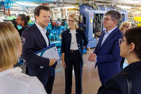H. Marx, StS f&uuml;r Wissenschaft und Forschung im Berliner Senat unterst&uuml;tzt BESSY III: "Die heute ver&ouml;ffentlichte Wirkungsanalyse zeigt eindrucksvoll, welche Bedeutung Berlins Elektronenspeicherring f&uuml;r die Wissenschaft und dar&uuml;ber hinaus f&uuml;r Industrie, High-Tech und Wertsch&ouml;pfung hat. Auf dieser St&auml;rke wollen wir aufbauen und Berlin als Standort internationaler Spitzenforschung weiter voranbringen.&ldquo;&nbsp;