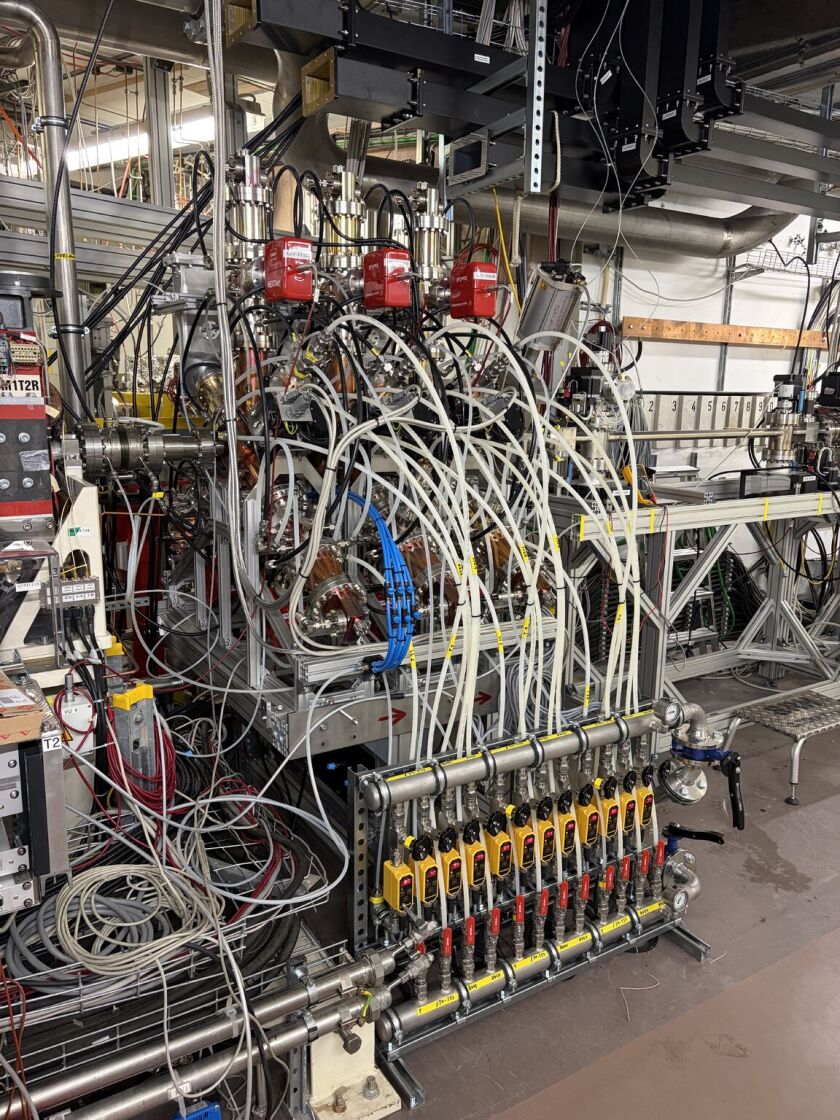 Im Speicherring wurden auch drei neue aktive 1,5-GHz-Resonatoren f&uuml;r h&ouml;here Harmonische installiert.&nbsp;