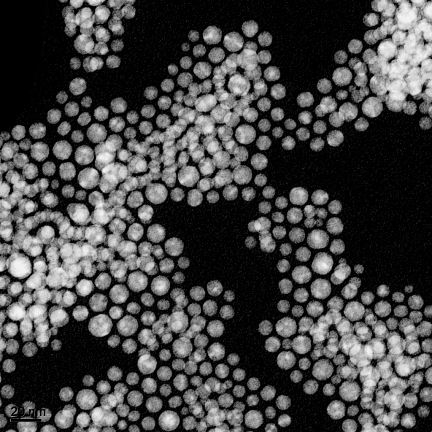 Silbernanopartikel mit einem Durchmesser von etwa 10 nm weisen als Elektrokatalysatoren die beste Leistung auf. Die Silberpartikel werden zusammen mit einem leitf&auml;higen Kohlenstoffpulver auf die Elektrode aufgespr&uuml;ht. Die ideale Mischung besteht aus 20 Massenprozent Silber und 80 Massenprozent Kohlenstoffpulver. Diese Aufnahme wurde mit einem Transmissionselektronenmikroskop (TEM) aufgenommen.
