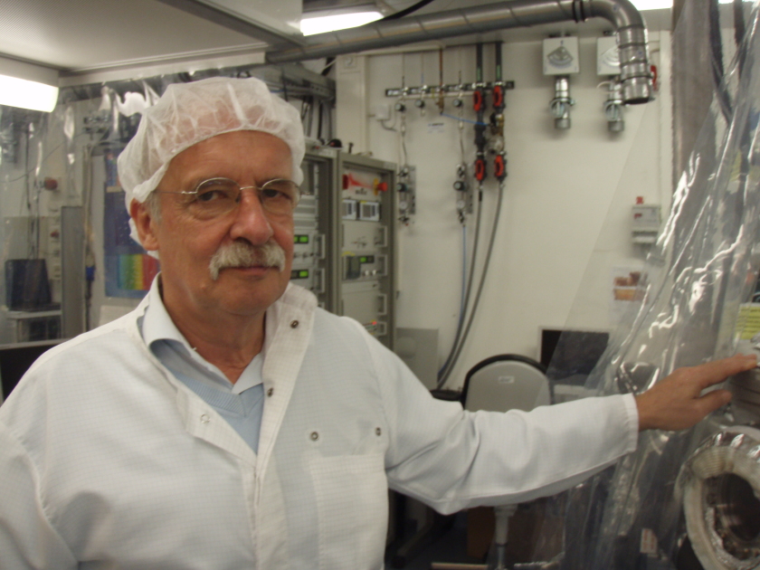 Prof. Dr. Hans-Werner Schock in einem Labor des <br /> Bereichs Solarenergieforschung.  HZB/F.Rott  