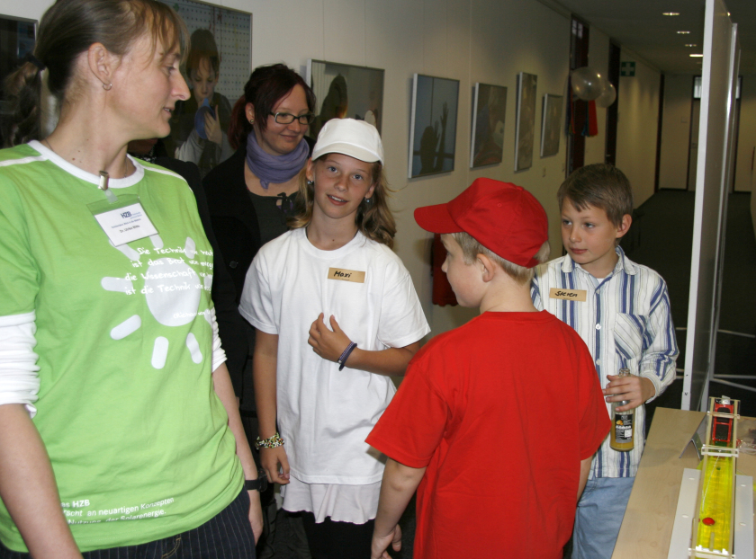 HZB-Mitarbeiterin Ulrike Witte mit Schlern zur Erffnung <br>des Schlerlabors in Adlershof