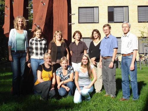 Vordere Reihe, von links nach rechts: Leona Berndt, Christiane<br />Kowsky, Daniela Dalm<br />Hintere Reihe, von links nach rechts: Gesa Volkers, Xenia<br />Bogdanovic, Britta Girbardt, Christiane Gromann, Dr. Christiane<br />Fenske, Dr. Gottfried Palm, Winfried Hinrichs<br />Foto: Uni Greifswald