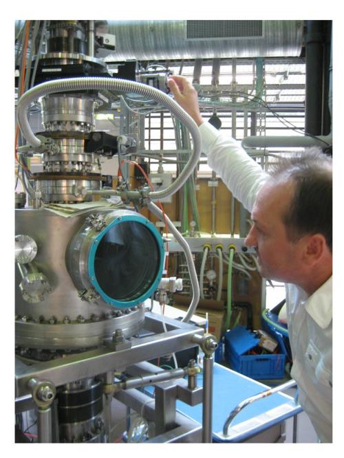  HZB staff scientist Florin Radu checks the BaTiO3 sample<br />alignment in the ALICE diffractometer.