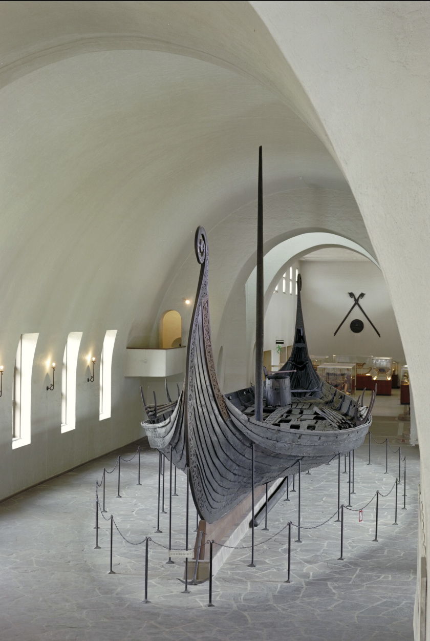  Museum of Cultural History, University of Oslo /<br /> Eirik Irgens Johnsen  <br />Das bekannteste Fundstck vom Oseberg ist ein gut erhaltenes  <br />und reich verziertes Wikingerschiff, in dem zwei Frauen <br />von hohem gesellschaftlichen Rang bestattet wurden. <br />Es wurde nicht mit Alaun behandelt.