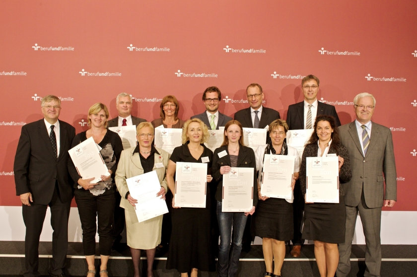 Offiziell berreicht: Das HZB darf seit Dezember 2011 <br />das Zertifikat "berufundfamilie" tragen