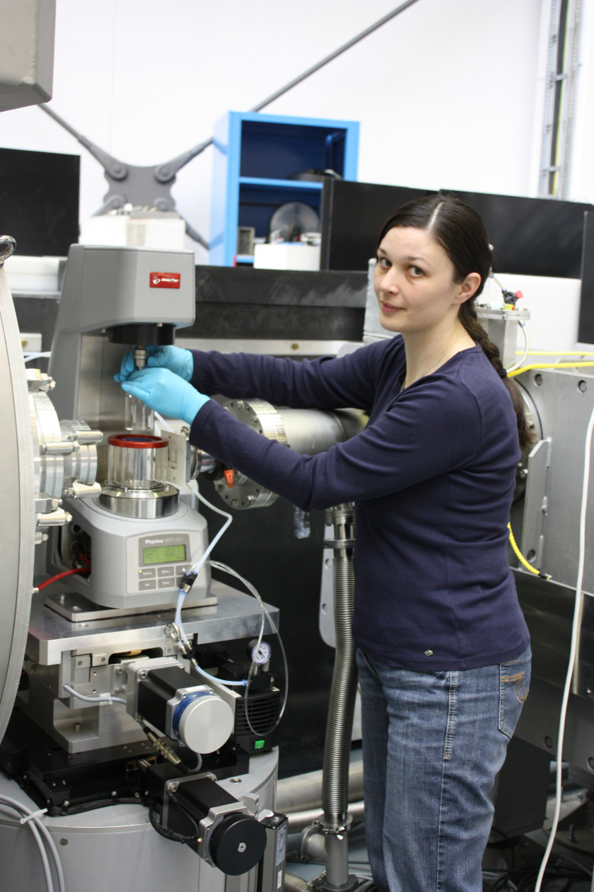 Chemist Dr. Miriam Siebenb&uuml;rger has contributed to develop a new method to distinguish between glassy and fluid states. Photo. HZB