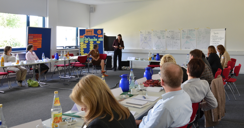 Familie und Forschung: Die Teilnehmerinnen und Teilnehmer des Workshops diskutierten ber Manahmen zur besseren Vereinbarkeit von Beruf und Familie speziell fr den Forschungsbereich.
Foto: Rebecca Richter