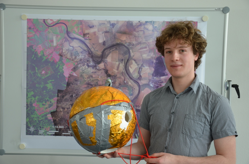 Julian Petrasch lsst seine Sonden an Ballons in den Himmel steigen, wo sie in groer Hhe (ca. 30 Kilometer) zerplatzen. An einem Fallschirm segelt die Kapsel zu Boden. Die innen liegenden Handykameras nehmen dabei spektakulre Ansichten auf.
Foto: HZB/Kubatzki