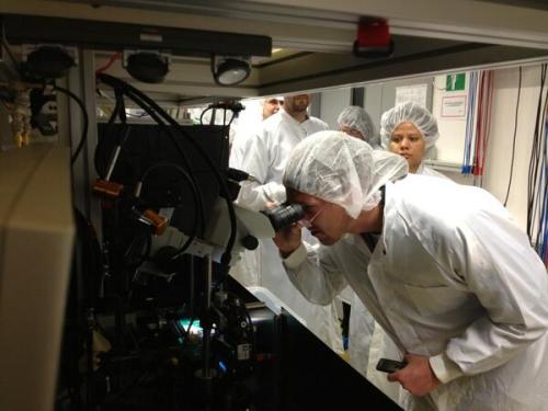 Rundgang durch das Ferdinand-Braun-Institut (@FBH_News): ScienceTweetup im Reinraumlabor <a href="https://pic.twitter.com/eZ0jv5WSVI" class="extern">pic.twitter.com/eZ0jv5WSVI</a>,  Foto: Henning Krause