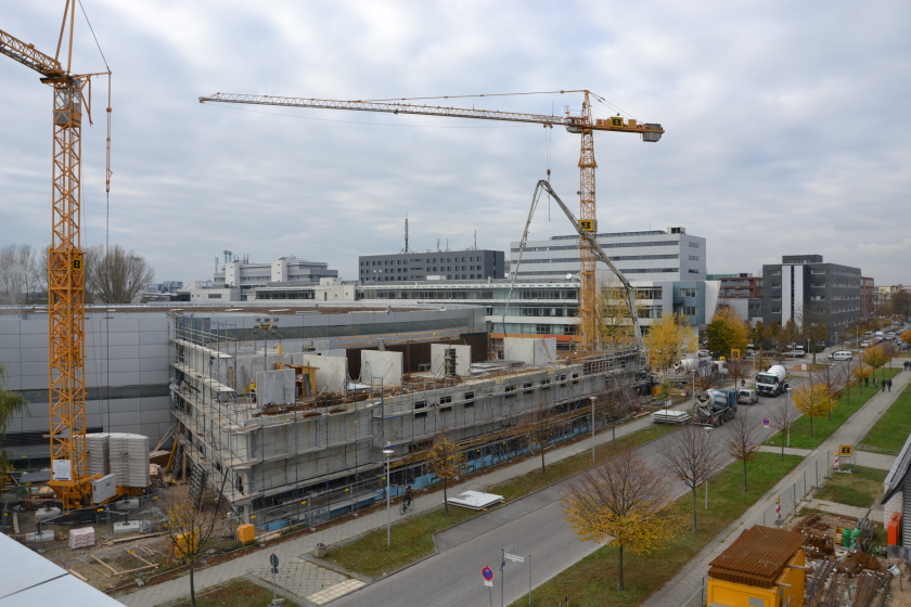 High-Tech-Bau neben High-Tech-Bau: Das Energy Materials In-Situ Laboratory Berlin (EMIL) entsteht als Anbau neben der Synchrotronlichtquelle BESSY II des HZB. Foto: HZB