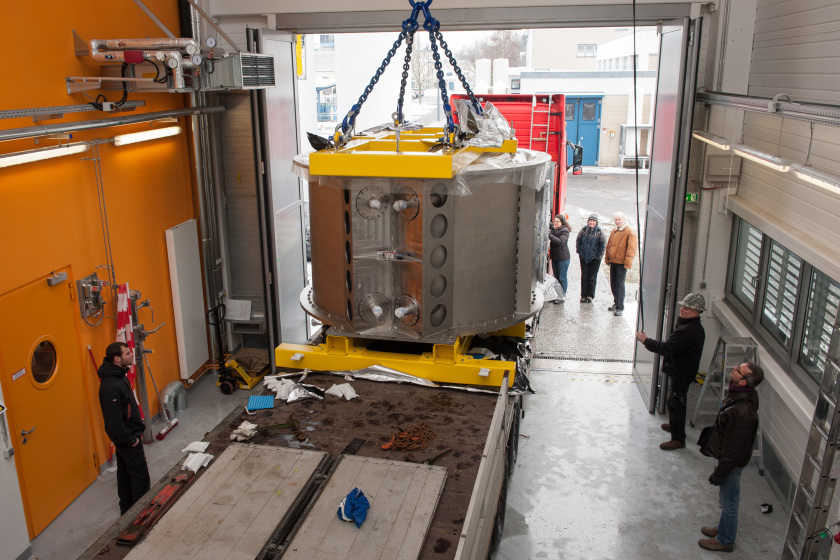 Verladen der wertvollen Fracht: Ein Schwerlastkran hob den ca. 20 Tonnen schweren Hochfeldmagneten vom LKW in die Montagehalle. Foto: HZB/Phil Dera