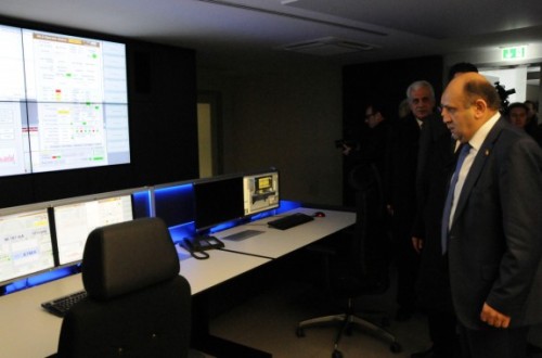 Der t&uuml;rkische Forschungsminister l&auml;sst sich interessiert die Steuerung des Elektronenspeicherrings BESSY II erkl&auml;ren.