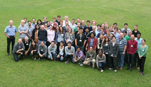 <strong>Lernen im Gr&uuml;nen:</strong> Die Sommerstudentinnen und Studenten der Quantsol kamen 2013 aus der ganzen Welt, um Experten aus der Photovoltaik zu treffen.