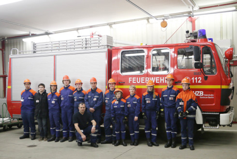 Ausgerckt: Jugendfeuerwehr Berlin-Zehlendorf besucht Wache 4508