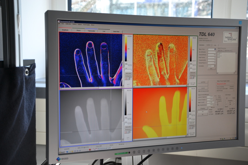 Am PVcomB erkl&auml;rten zwei Ingenieurinnen, wie sich mit Hilfe der Thermographie Solarzellen auf Fehler testen lassen. Die M&auml;dchen probierten das gleich an ihren H&auml;nden aus. Foto: HZB