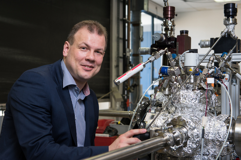 Roel van de Krol, Leiter des HZB-Instituts f&uuml;r Solare Brennstoffe, koordiniert das internationale Forschungsprojekt PECDEMO. Foto: P.Dera/HZB