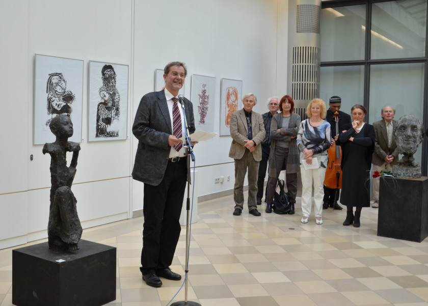 Der Pr&auml;sident der HU, Prof. Dr. Jan-Hendrik Olbertz, er&ouml;ffnete feierlich die Ausstellung der K&uuml;nstlerin Anna Franziska Schwarzbach (hinten r.).