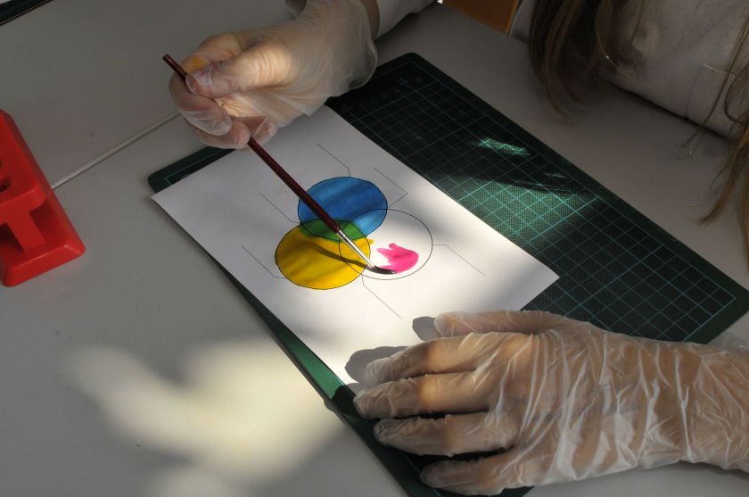 "Wie entstehen Mischfarben?" - ein Experiment beim Schwerpunkt "Licht und Farben". (Foto: kmh)</p> <p>