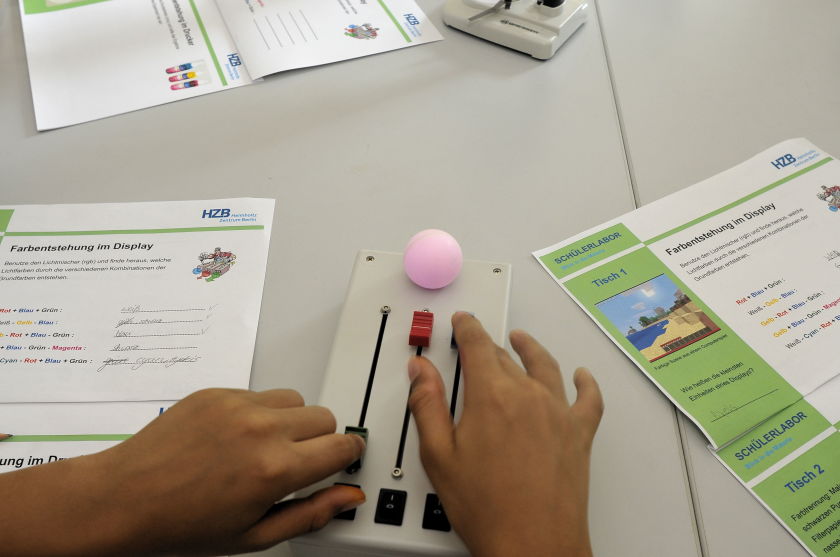 Experimente mit dem Farbmischpult. (Foto: kmh)</p> <p>