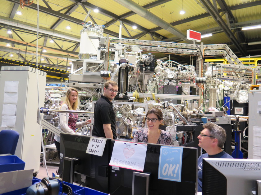 Das Team musste mehrere Nachtschichten an BESSY II einlegen:  Claire Nichols, James Bryson, Julia Herrero Albilios and Richard Harrison (von links nach rechts). <br /><em></em>